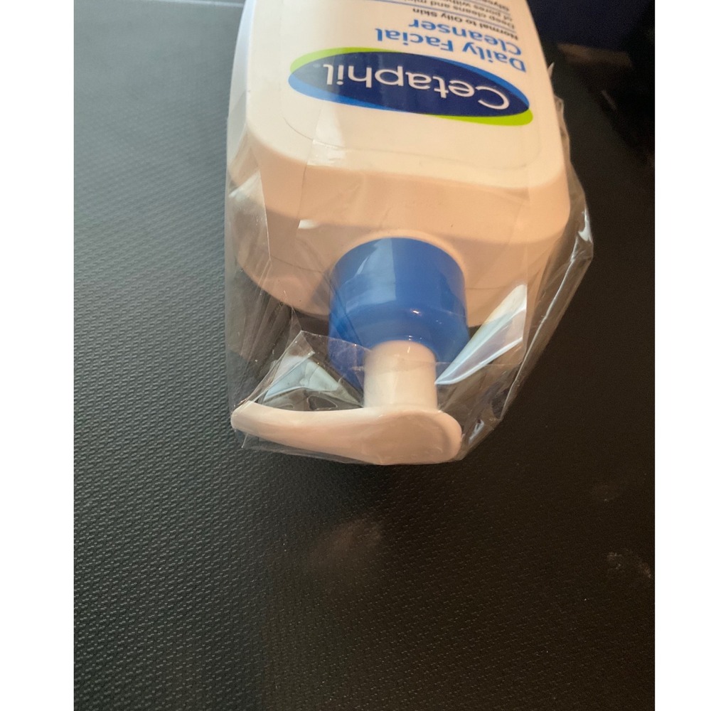 Cetaphil Daily Facial Cleanser Normal to Oily Sensitive Skin 16oz Vitamin B3 B5 - Picture 3 of 3
